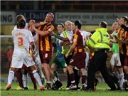Bóng đá anh, ngoại hạng anh, lịch thi đấu euro 2012, Chuyện khó tin ở Anh: Trọng tài rút 5 thẻ đỏ trong... phòng thay đồ